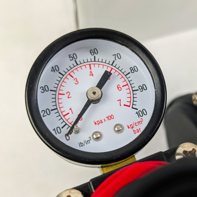 Манометр для отслеживания давления на компрессоре AS–19
