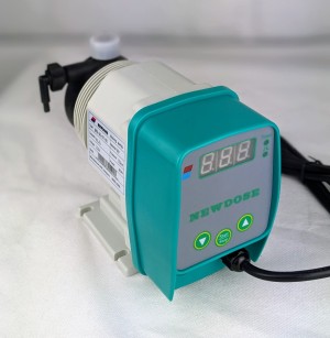 Мембранный дозирующий насос NewDose DFD-06-07-HX, 6 л/ч, 160 впрысков Мембранный дозирующий насос NewDose DFD-06-07-HX, 6 л/ч, 160 впрысков